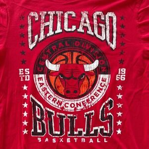Chicago Bulls Basketball Tshirt Mens Size Small Red Graphic Tee NBA
